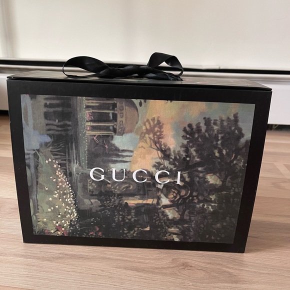 New Gucci flower Gift Box 30cm x 22cm x 10.5cm - Picture 2 of 7